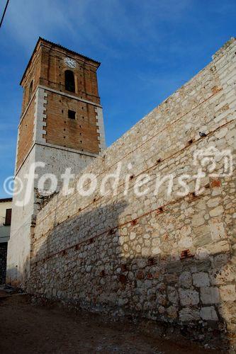 Typischer Baustil in Kastillien La Mancha und in Chinchon's Altstadtkern. Die hohen Steinmauern, die zur Kirche hochführen. 