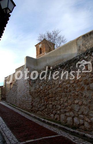 Typischer Baustil in Kastillien La Mancha und in Chinchon's Altstadtkern. Die hohen Steinmauern, die zur Kirche hochführen. 
Chinchon besitzt ein städtebaulich bedeutendes Ensemble, das zu den Unesco Weltkulturerbe zählt. 