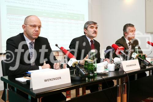 (C) fotodienst/Anna Rauchenberger - Wien, 16.12.2008 -  Kommunal Kredit Austria präsentiert gemeinsam mit dem Österreichischen Gemeindebund und dem Österreichischen Städtebund den Gemeindefinanzbericht 2008. FOTO v.l.: Dr. Thomas Weninger (Städtebund-Generalsekretär), Mag. Alois Steinbichler (Vorstand Kommunal Kredit), Bgm. Helmut Mödlhammer (Präsident des Gemeindebunds)