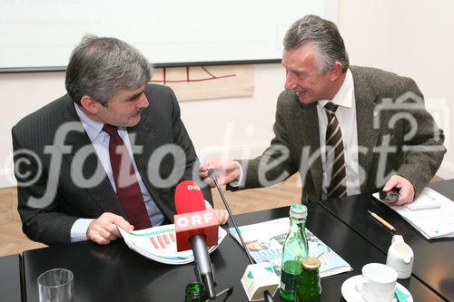 (C) fotodienst/Anna Rauchenberger - Wien, 16.12.2008 -  Kommunal Kredit Austria präsentiert gemeinsam mit dem Österreichischen Gemeindebund und dem Österreichischen Städtebund den Gemeindefinanzbericht 2008. FOTO v.l.: Mag. Alois Steinbichler (Vorstand Kommunal Kredit), Bgm. Helmut Mödlhammer (Präsident des Gemeindebunds)