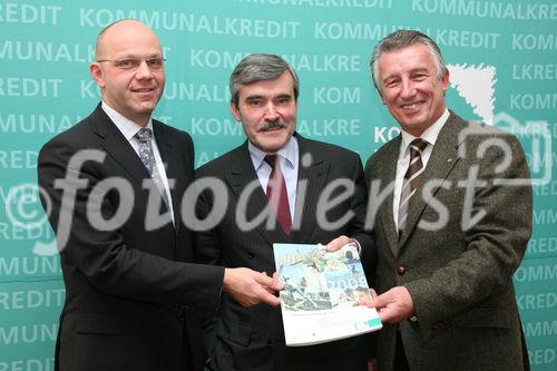 (C) fotodienst/Anna Rauchenberger - Wien, 16.12.2008 -  Kommunal Kredit Austria präsentiert gemeinsam mit dem Österreichischen Gemeindebund und dem Österreichischen Städtebund den Gemeindefinanzbericht 2008. FOTO v.l.: Dr. Thomas Weninger (Städtebund-Generalsekretär), Mag. Alois Steinbichler (Vorstand Kommunal Kredit), Bgm. Helmut Mödlhammer (Präsident des Gemeindebunds)