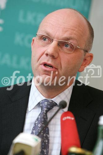 (C) fotodienst/Anna Rauchenberger - Wien, 16.12.2008 -  Kommunal Kredit Austria präsentiert gemeinsam mit dem Österreichischen Gemeindebund und dem Österreichischen Städtebund den Gemeindefinanzbericht 2008. FOTO: Dr. Thomas Weninger (Städtebund-Generalsekretär)