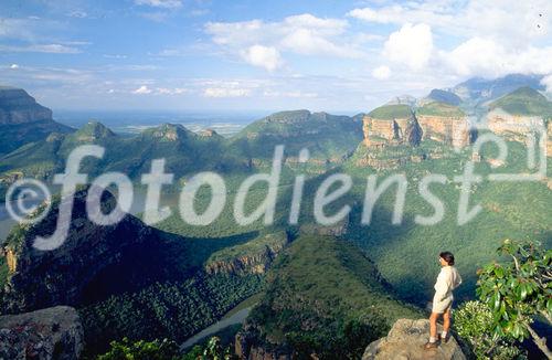 Aussicht über den Blyde River Canyon und die Three Rondavels in Südafrika: panoramic overview over the Blyde River Canyon in South Africa