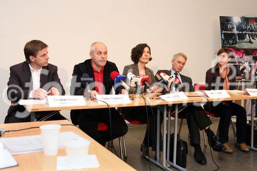 (C) fotodienst/Anna Rauchenberger - Wien, 15.12.2008 - Ärzte ohne Grenzen, WWF, Amnesty International und SOS-Kinderdorf: Vor dem Spendengipfel der Regierung protestieren rennomierte Hilfsorganisationen gegen ihre mögliche Ausgrenzung von der Spendenabsetzbarkeit. FOTO v.l.: Mag. Christian Moser (Geschäftsführer SOS-Kinderdorf), DI Franz Neunteufl (Geschäftsführer Ärzte ohne Grenzen und Obmann IÖGV), Mag. Irene Jancsy (Kommunikationleiterin Ärzte ohne Grenzen), Mag. Heinz Patzelt (Generalsekretär Amnesty International), DI Dr. Hildegard Aichberger (Geschäftsführerin WWF)