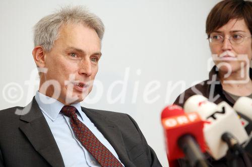 (C) fotodienst/Anna Rauchenberger - Wien, 15.12.2008 - Ärzte ohne Grenzen, WWF, Amnesty International und SOS-Kinderdorf: Vor dem Spendengipfel der Regierung protestieren rennomierte Hilfsorganisationen gegen ihre mögliche Ausgrenzung von der Spendenabsetzbarkeit. FOTO v.l.: Mag. Heinz Patzelt (Generalsekretär Amnesty International), DI Dr. Hildegard Aichberger (Geschäftsführerin WWF)