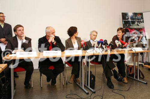 (C) fotodienst/Anna Rauchenberger - Wien, 15.12.2008 - Ärzte ohne Grenzen, WWF, Amnesty International und SOS-Kinderdorf: Vor dem Spendengipfel der Regierung protestieren rennomierte Hilfsorganisationen gegen ihre mögliche Ausgrenzung von der Spendenabsetzbarkeit. FOTO v.l.: Mag. Christian Moser (Geschäftsführer SOS-Kinderdorf), DI Franz Neunteufl (Geschäftsführer Ärzte ohne Grenzen und Obmann IÖGV), Mag. Irene Jancsy (Kommunikationleiterin Ärzte ohne Grenzen), Mag. Heinz Patzelt (Generalsekretär Amnesty International), DI Dr. Hildegard Aichberger (Geschäftsführerin WWF)