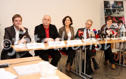 (C) fotodienst/Anna Rauchenberger - Wien, 15.12.2008 - Ärzte ohne Grenzen, WWF, Amnesty International und SOS-Kinderdorf: Vor dem Spendengipfel der Regierung protestieren rennomierte Hilfsorganisationen gegen ihre mögliche Ausgrenzung von der Spendenabsetzbarkeit. FOTO v.l.: Mag. Christian Moser (Geschäftsführer SOS-Kinderdorf), DI Franz Neunteufl (Geschäftsführer Ärzte ohne Grenzen und Obmann IÖGV), Mag. Irene Jancsy (Kommunikationleiterin Ärzte ohne Grenzen), Mag. Heinz Patzelt (Generalsekretär Amnesty International), DI Dr. Hildegard Aichberger (Geschäftsführerin WWF)