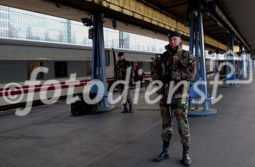 Sicherheitskräfte nehmen im Bahnhof Paris Austerlitz unbewachte Gepäckstücke ins Visier und sichern den Ort ab. 