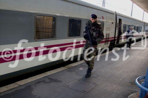 Soldat sucht im Bahnhof Paris Austerlitz nach verdächtigen Personen und unbewachten Gepäckstücken 