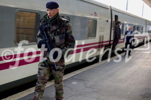 Sicherheitskräfte nehmen im Bahnhof Paris Austerlitz unbewachte Gepäckstücke ins Visier und sichern den Ort ab.