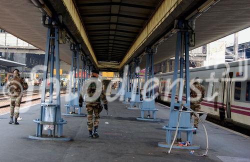 Sicherheitskräfte nehmen im Bahnhof Paris Austerlitz unbewachte Gepäckstücke ins Visier und sichern den Ort ab.