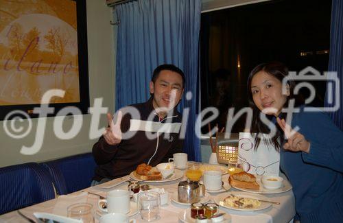 Asiatische Bahnreisegäste im Renfe Hotelzug Pau Casals geniessen den guten Service und die gastronomische Leckerbissen an Bord des Zuges