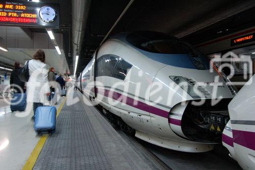 Barcelona Sants Bahnhof: Die Renfe Hochgeschwindigkeitszüge verkehren zwischen Spaniens Städten mit bis zu 300 Stundenkilometern