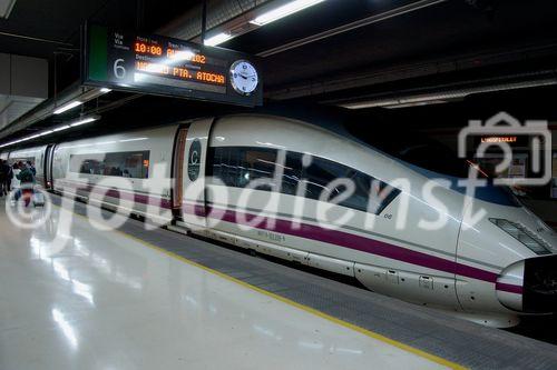 Barcelona Sants Bahnhof: Die Renfe Hochgeschwindigkeitszüge verkehren zwischen Spaniens Städten mit bis zu 300 Stundenkilometern