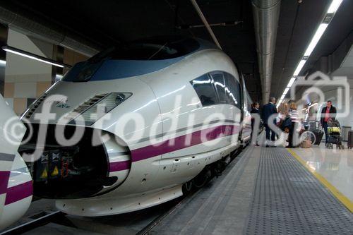 Barcelona Sants Bahnhof: Die Renfe Hochgeschwindigkeitszüge verkehren zwischen Spaniens Städten mit bis zu 300 Stundenkilometern