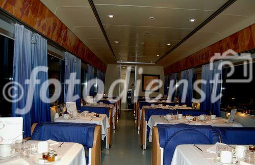 Die Tisch im Gran Class Restaurant an Bord des Hotelnachtzuges Pau Casals steht 