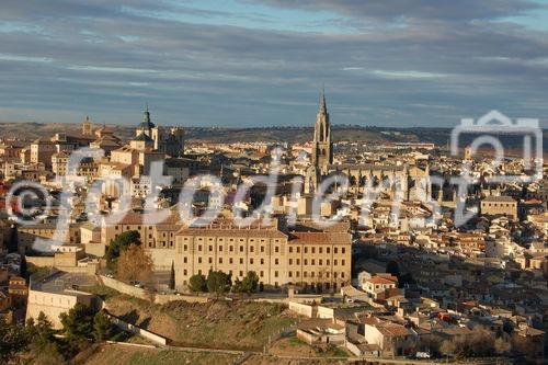 Toledo, die Hauptstadt der autonomen Region Castilla-La Mancha und Unesco-Weltkulturerbe seit 1987 ist gespickt mit unzähligen historischen Bauten im Mudéjar- und Gotik-Stil. Die Stadt am Tajo-Fluss beherrbergt Kirchen, Synagogen und Moscheen und war jahrhundertelang ein Schmelztiegel der Religionen