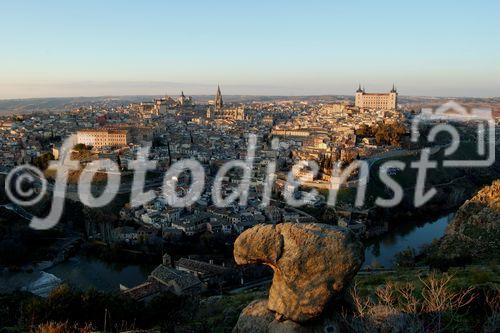 Toledo, die Hauptstadt der autonomen Region Castilla-La Mancha und Unesco-Weltkulturerbe seit 1987 ist gespickt mit unzähligen historischen Bauten im Mudéjar- und Gotik-Stil. Die Stadt am Tajo-Fluss beherrbergt Kirchen, Synagogen und Moscheen und war jahrhundertelang ein Schmelztiegel der Religionen