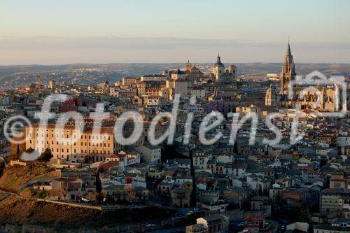 Toledo, die Hauptstadt der autonomen Region Castilla-La Mancha und Unesco-Weltkulturerbe seit 1987 ist gespickt mit unzähligen historischen Bauten im Mudéjar- und Gotik-Stil. Die Stadt am Tajo-Fluss beherrbergt Kirchen, Synagogen und Moscheen und war jahrhundertelang ein Schmelztiegel der Religionen