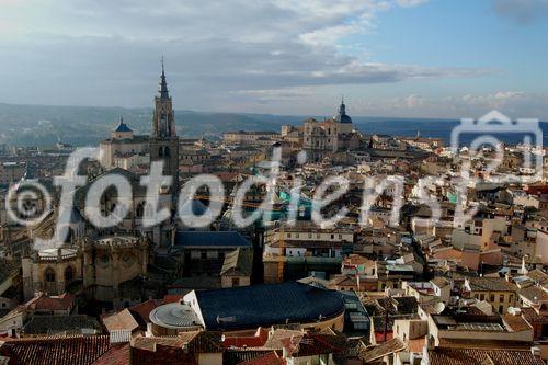 Toledo, die Hauptstadt der autonomen Region Castilla-La Mancha und Unesco-Weltkulturerbe seit 1987 ist gespickt mit unzähligen historischen Bauten im Mudéjar- und Gotik-Stil. Die Stadt am Tajo-Fluss beherrbergt Kirchen, Synagogen und Moscheen und war jahrhundertelang ein Schmelztiegel der Religionen