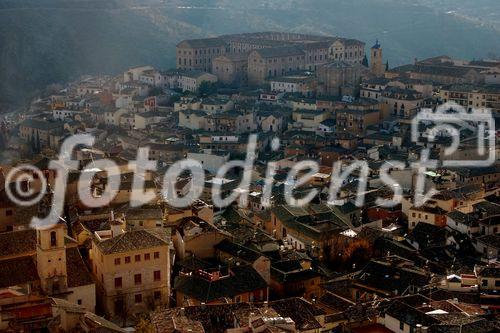 Toledo, die Hauptstadt der autonomen Region Castilla-La Mancha und Unesco-Weltkulturerbe seit 1987 ist gespickt mit unzähligen historischen Bauten im Mudéjar- und Gotik-Stil. Die Stadt am Tajo-Fluss beherrbergt Kirchen, Synagogen und Moscheen und war jahrhundertelang ein Schmelztiegel der Religionen