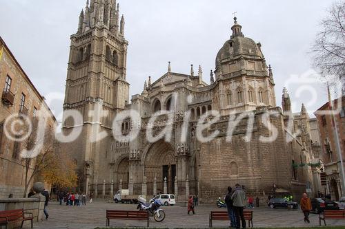 In Toledo steht eines der wichtigsten Baudenkäler der Welt und Spaniens höchstrangige Kathedrale, deren Bau fast 300 Jahre dauerte (1226 bis zum 15 Jh.) wobei auch später noch Änderungen erfolgten. Zahlreiche berühmte Künstler wie Marin, Petrus Petri,Enrique Egas, Berruguete, Pedro und Juan Guas, Narciso Tomé, Rodrigo Aléman, Villapando und viele weitere schufen dieses aussergewöhnliche Bauwerk, das zu den Unesco Weltulturerbe zählt.  