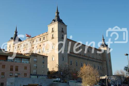 Das Fort Alcazar überragt die Stadt Toledo mit ihren zahlreichen Kirchen, Kathedralen, Synagogen und Moscheen, die zum Unesco Weltulturerbe zählen.  
