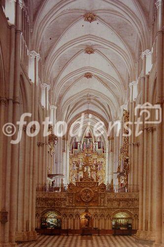 Die Kathedrale von Toledo ist eine der weltweit prächtigsten und zudem die höchste Kirche Spaniens. Ihr Bau dauerte fast 300 Jahre (1226 bis im 15 Jh.). Zahlreiche berühmte Künstler der damaligen Zeit waren daran beteiligt. Unter Ihnen auch Petrus Petri, Enrique Egas, Pedro und Juan Guas, Narciso Tomé und viele andere.