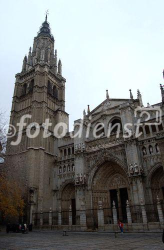 Das Kathedrale von Toledo, eines der wichtigsten Bauwerke der Christenheit in der Hauptstadt der autonomen Region Castilla-La Mancha. Unesco-Weltkulturerbe seit 1987. Die Stadt am Tajo-Fluss gilt als eine der wichtigsten Städte des Christentums und beherrbergt unzälige Kirchen, zwei Synagogen und mehrere Moscheen und war jahrhundertelang ein Schmelztiegel der Religionen. Toledo - Unesco world heritage city at the River Tajo is one of the most important heritage site for Christianity