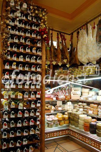 Delikatessenladen mit spanischen Weinen, Käse, Jamon, Schinken, Marzipan in der Altstadt von Toledo. Delicatesses for gourmets in a shop in Toledo's old city