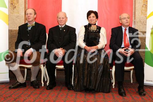 (C) fotodienst/Anna Rauchenberger - Wien, 11.12.2008 - Verleihung der Hans-Kudlich Preise 2008 im Lebensministerium. FOTO: Franz Keil (Preisträger, Seeham, Salzburg), Franz Mair (Preisträger, Schwanenstadt, Oberösterreich), Martha Niederacher (Preisträgerin, Krumbach, Vorarlberg), KR Dr. Josef Schmid (Vorstandsdirektor, Österreichische Hagelversicherung)