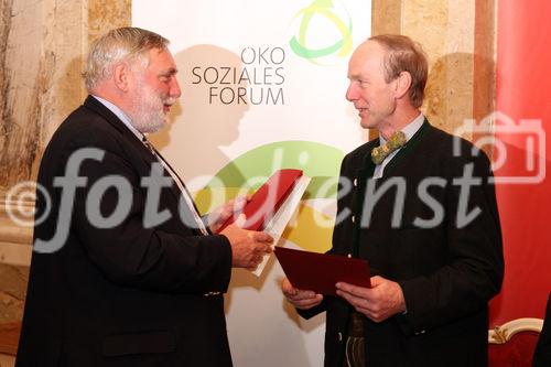 (C) fotodienst/Anna Rauchenberger - Wien, 11.12.2008 - Verleihung der Hans-Kudlich Preise 2008 im Lebensministerium. FOTO: Preisverleihung des Hans-Kudlich Preises 2009 an Franz Keil (Preisträger, Seeham, Salzburg) durch Franz Fischler (Präsident des Ökosozialen Fourms)