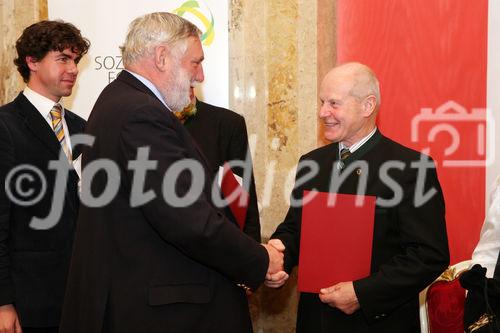 (C) fotodienst/Anna Rauchenberger - Wien, 11.12.2008 - Verleihung der Hans-Kudlich Preise 2008 im Lebensministerium. FOTO: Preisverleihung des Hans-Kudlich Preises 2009 an Franz Mair (Preisträger, Schwanenstadt, Oberösterreich) durch Franz Fischler (Präsident des Ökosozialen Fourms)