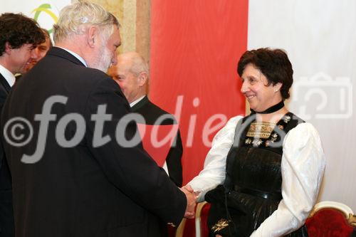 (C) fotodienst/Anna Rauchenberger - Wien, 11.12.2008 - Verleihung der Hans-Kudlich Preise 2008 im Lebensministerium. FOTO: Preisverleihung des Hans-Kudlich Preises 2009 an Martha Niederacher (Preisträgerin, Krumbach, Vorarlberg) durch Franz Fischler (Präsident des Ökosozialen Fourms)