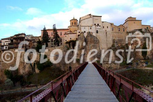 Das Weltkulturerbe La Cuenca liegt auf einem Felsplateau über den Schluchten des Jucar und Huécar und ist berühmt für seine hängenden Häuser (Casas Colgadas). Über die Brücke gelangt man zum ehemaligen Kloster und heutigen Parador Hotel