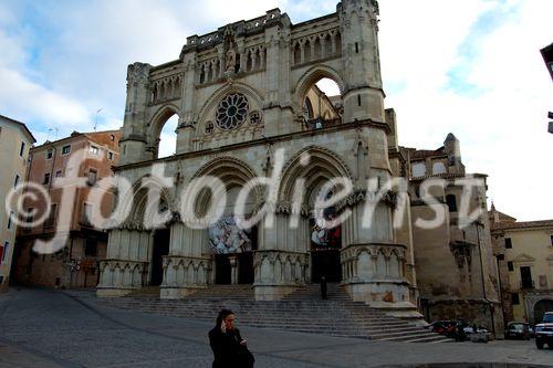 Das Weltkulturerbe La Cuenca liegt auf einem Felsplateau über den Schluchten des Jucar und Huécar und ist berühmt für seine hängenden Häuser (Casas Colgadas). Über die Brücke gelangt man zum ehemaligen Kloster und heutigen Parador Hotel