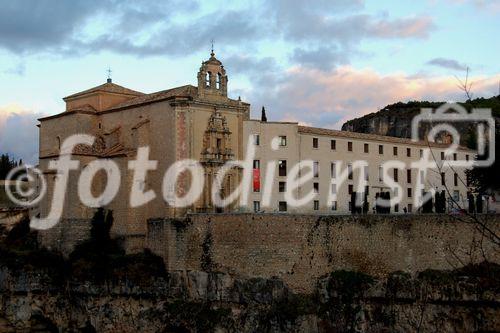 Das Weltkulturerbe La Cuenca liegt auf einem Felsplateau über den Schluchten des Jucar und Huécar und ist berühmt für seine hängenden Häuser (Casas Colgadas). Über die Brücke gelangt man zum ehemaligen Kloster und heutigen Parador Hotel