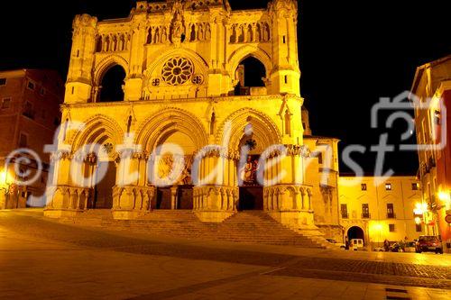 Das Weltkulturerbe La Cuenca liegt auf einem Felsplateau über den Schluchten des Jucar und Huécar und ist berühmt für seine hängenden Häuser (Casas Colgadas). Über die Brücke gelangt man zum ehemaligen Kloster und heutigen Parador Hotel