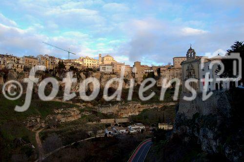 Das Weltkulturerbe La Cuenca liegt auf einem Felsplateau über den Schluchten des Jucar und Huécar und ist berühmt für seine hängenden Häuser (Casas Colgadas). Über die Brücke gelangt man zum ehemaligen Kloster und heutigen Parador Hotel