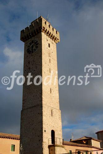 Der Torre Mangana im Unesco Weltkulturerbe La Cuenca in der Castillia-La Mancha war einst Teil der arabischen Festung und wurde von König Alfonso VIII im Jahr 1177 für die Christen zurückerobert. Die Stadt liegt auf einem Felsplateau über den Schluchten des Jucar und Huécar