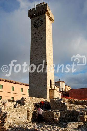 Der Torre Mangana im Unesco Weltkulturerbe La Cuenca in der Castillia-La Mancha war einst Teil der arabischen Festung und wurde von König Alfonso VIII im Jahr 1177 für die Christen zurückerobert. Die Stadt liegt auf einem Felsplateau über den Schluchten des Jucar und Huécar