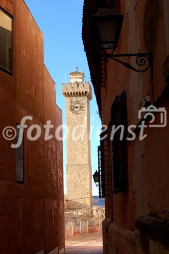 Der Torre Mangana im Unesco Weltkulturerbe La Cuenca in der Castillia-La Mancha war einst Teil der arabischen Festung und wurde von König Alfonso VIII im Jahr 1177 für die Christen zurückerobert. Die Stadt liegt auf einem Felsplateau über den Schluchten des Jucar und Huécar