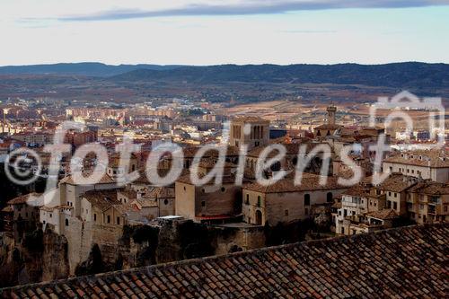 Das Weltkulturerbe La Cuenca liegt auf einem Felsplateau über den Schluchten des Jucar und Huécar und ist berühmt für seine hängenden Häuser (Casas Colgadas) und historischen Gebäuden sowie Klöster und Kathedralen