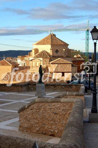 Das Weltkulturerbe La Cuenca liegt auf einem Felsplateau über den Schluchten des Jucar und Huécar und ist berühmt für seine hängenden Häuser (Casas Colgadas) und historischen Gebäuden sowie Klöster und Kathedralen