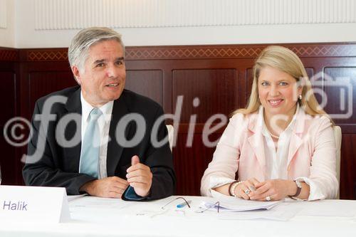 (C) fotodienst.at /Anna Rauchenberger  - Wien, 14.07.2011 - Die Zahl der Naturkatastrophen wird immer größer, die Schäden – auch für die Wirtschaft – werden immer dramatischer. Wie sich die Versicherungswirtschaft und ihre Kunden auf diese Situation einstellen können, erörtert das weltgrößte unabhängige Makler-Netzwerk WBN (Worldwide Broker Network) bei seiner aktuellen Tagung an diesem Wochenende in Wien. Heute fand hierzu im ‚Schwarzen Kameel’ eine Pressekonferenz statt. FOTO: Dr. Claudius Halik, GF Halik PR, Dolmetscherin Camilla Nielsen