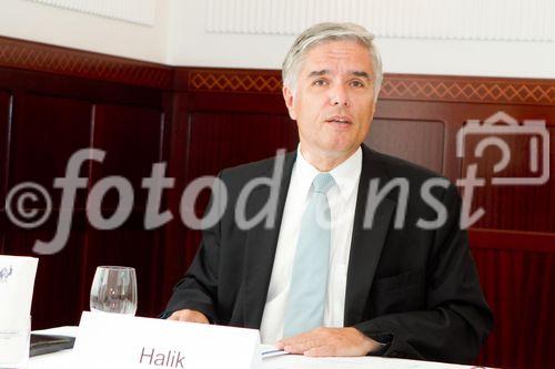 (C) fotodienst.at /Anna Rauchenberger  - Wien, 14.07.2011 - Die Zahl der Naturkatastrophen wird immer größer, die Schäden – auch für die Wirtschaft – werden immer dramatischer. Wie sich die Versicherungswirtschaft und ihre Kunden auf diese Situation einstellen können, erörtert das weltgrößte unabhängige Makler-Netzwerk WBN (Worldwide Broker Network) bei seiner aktuellen Tagung an diesem Wochenende in Wien. Heute fand hierzu im ‚Schwarzen Kameel’ eine Pressekonferenz statt. FOTO: Dr. Claudius Halik, GF Halik PR