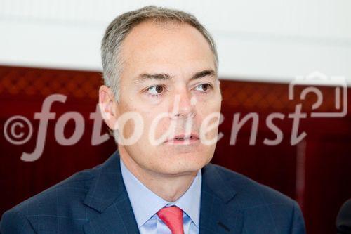 (C) fotodienst.at /Anna Rauchenberger  - Wien, 14.07.2011 - Die Zahl der Naturkatastrophen wird immer größer, die Schäden – auch für die Wirtschaft – werden immer dramatischer. Wie sich die Versicherungswirtschaft und ihre Kunden auf diese Situation einstellen können, erörtert das weltgrößte unabhängige Makler-Netzwerk WBN (Worldwide Broker Network) bei seiner aktuellen Tagung an diesem Wochenende in Wien. Heute fand hierzu im ‚Schwarzen Kameel’ eine Pressekonferenz statt. FOTO:  Neil Morrison, Chairman Worldwide Broker Network