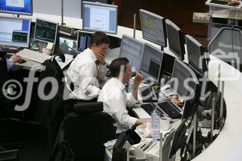 Frankfurt am Main, den 11.01.2008
Foto: Boersenmakler vor ihren Bildschirmen im
Handelssaal der Deutschen Boerse AG in Frankfurt
am Main.
Copyright by: Reiner Zensen,
Gallierweg 15,53117 Bonn,
Tel.0170-8119315 
Mail: photo@reinerzensen.de
{Postbank Koeln, Konto-Nr.425811505;
Blz 37010050,
IBAN DE21 3701 0050 0425 8115 05
BIC PBNKDEFF
Veroeffentlichung gegen Honorar plus 7% Mwst.,Steuer-Nr. 205/5336/1051,Finanzamt Bonn-Innenstadt}, {Honorarpflichtiges Pressebild,Verwendung gegen Honorar nach Vereinbarung u.Belegexemplar.Keine Weitergabe an Dritte,keine Syndikation,keine Aufnahme in Archive oder Datenbanken,welche Dritten offenstehen.}, {No Syndication,no passing on to third parties,no taking up in archives or databanks,which are open to anyone}.