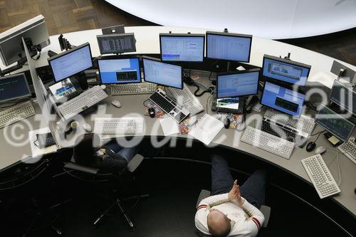 Frankfurt am Main, den 11.01.2008
Foto: Boersenmakler vor ihren Bildschirmen im
Handelssaal der Deutschen Boerse AG in Frankfurt
am Main.
Copyright by: Reiner Zensen,
Gallierweg 15,53117 Bonn,
Tel.0170-8119315 
Mail: photo@reinerzensen.de
{Postbank Koeln, Konto-Nr.425811505;
Blz 37010050,
IBAN DE21 3701 0050 0425 8115 05
BIC PBNKDEFF
Veroeffentlichung gegen Honorar plus 7% Mwst.,Steuer-Nr. 205/5336/1051,Finanzamt Bonn-Innenstadt}, {Honorarpflichtiges Pressebild,Verwendung gegen Honorar nach Vereinbarung u.Belegexemplar.Keine Weitergabe an Dritte,keine Syndikation,keine Aufnahme in Archive oder Datenbanken,welche Dritten offenstehen.}, {No Syndication,no passing on to third parties,no taking up in archives or databanks,which are open to anyone}.