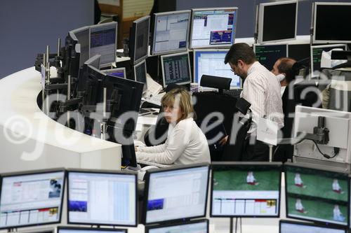 Frankfurt am Main, den 11.01.2008
Foto: Boersenmakler vor ihren Bildschirmen im
Handelssaal der Deutschen Boerse AG in Frankfurt
am Main.
Copyright by: Reiner Zensen,
Gallierweg 15,53117 Bonn,
Tel.0170-8119315 
Mail: photo@reinerzensen.de
{Postbank Koeln, Konto-Nr.425811505;
Blz 37010050,
IBAN DE21 3701 0050 0425 8115 05
BIC PBNKDEFF
Veroeffentlichung gegen Honorar plus 7% Mwst.,Steuer-Nr. 205/5336/1051,Finanzamt Bonn-Innenstadt}, {Honorarpflichtiges Pressebild,Verwendung gegen Honorar nach Vereinbarung u.Belegexemplar.Keine Weitergabe an Dritte,keine Syndikation,keine Aufnahme in Archive oder Datenbanken,welche Dritten offenstehen.}, {No Syndication,no passing on to third parties,no taking up in archives or databanks,which are open to anyone}.